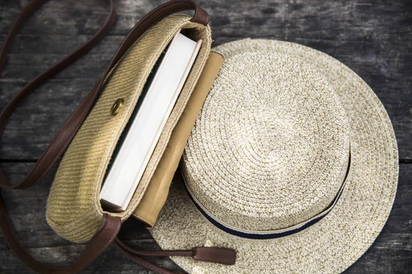 Lezing in het weekend of op vakantie boeken die je kunt er altijd een meenemen — Stockfoto