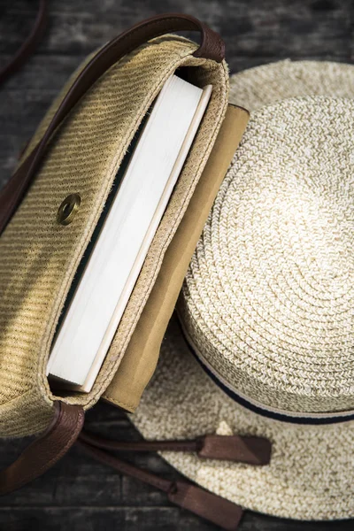 Lezing in het weekend of op vakantie boeken die je kunt er altijd een meenemen — Stockfoto