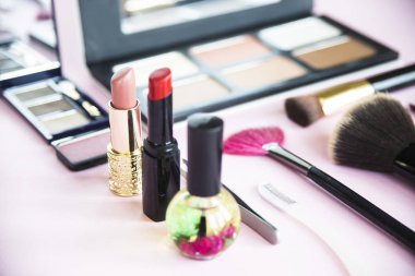Makyaj - uygulamak için anlamına gelir toz, ruj, şekillendirme ve daha fazlası