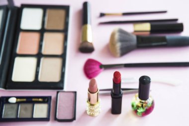 Makyaj - uygulamak için anlamına gelir toz, ruj, şekillendirme ve daha fazlası