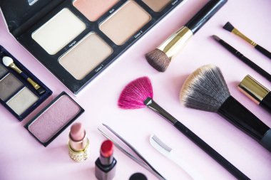 Makyaj - uygulamak için anlamına gelir toz, ruj, şekillendirme ve daha fazlası