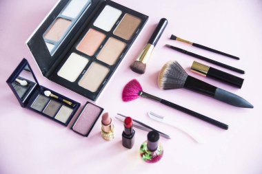 Makyaj - uygulamak için anlamına gelir toz, ruj, şekillendirme ve daha fazlası