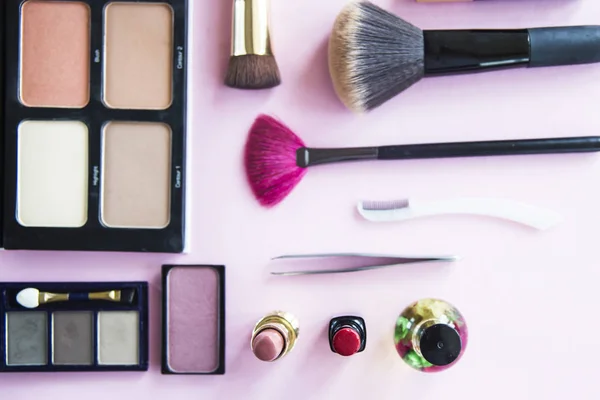 Środki do stosowania makijażu - proszek, szminka, konturowanie i więcej — Zdjęcie stockowe