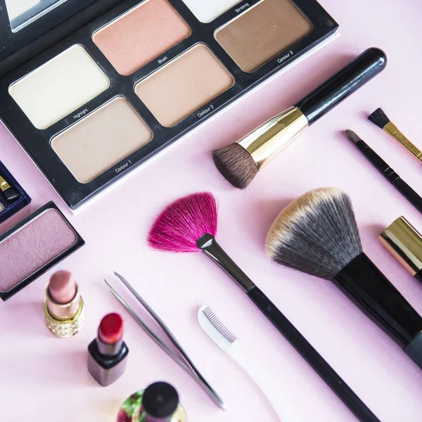 Środki do stosowania makijażu - proszek, szminka, konturowanie i więcej — Zdjęcie stockowe