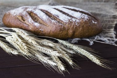 Hasat çavdar ve pişmiş sağlıklı ekmek