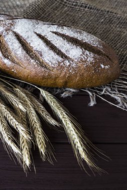 Hasat çavdar ve pişmiş sağlıklı ekmek