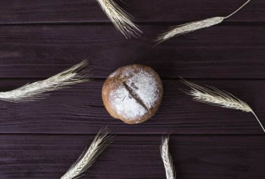 Hasat çavdar ve pişmiş sağlıklı ekmek