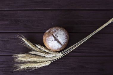 Hasat çavdar ve pişmiş sağlıklı ekmek