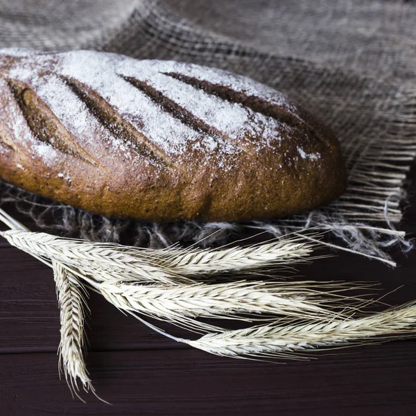 Hasat çavdar ve pişmiş sağlıklı ekmek