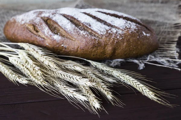 Hasat çavdar ve pişmiş sağlıklı ekmek