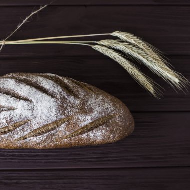 Hasat çavdar ve pişmiş sağlıklı ekmek