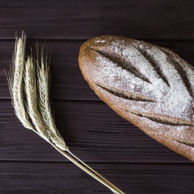 Hasat çavdar ve pişmiş sağlıklı ekmek