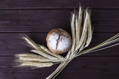 Hasat çavdar ve pişmiş sağlıklı ekmek