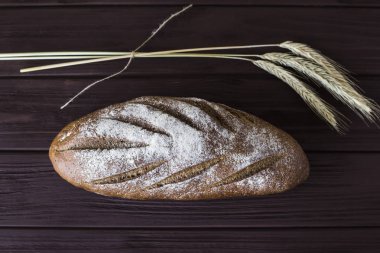 Hasat çavdar ve pişmiş sağlıklı ekmek