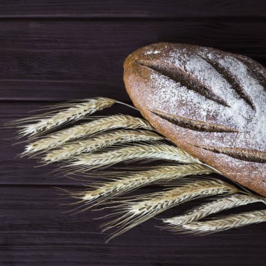 Hasat çavdar ve pişmiş sağlıklı ekmek