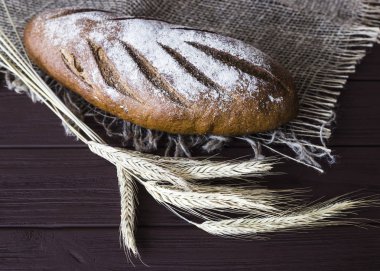 Hasat çavdar ve pişmiş sağlıklı ekmek