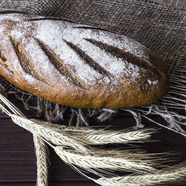 Hasat çavdar ve pişmiş sağlıklı ekmek — Stok fotoğraf