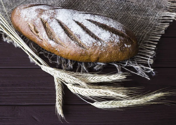 Hasat çavdar ve pişmiş sağlıklı ekmek