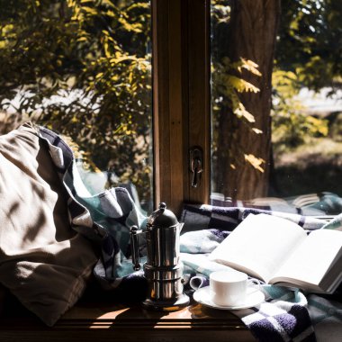 ev için sonbahar gün yerde sarılmanın