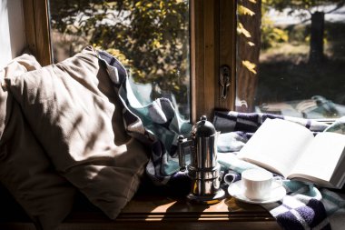 ev için sonbahar gün yerde sarılmanın