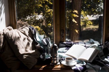 ev için sonbahar gün yerde sarılmanın