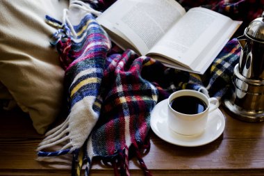 Sonbahar ya da kış gün boyunca evde sarılmanın yer