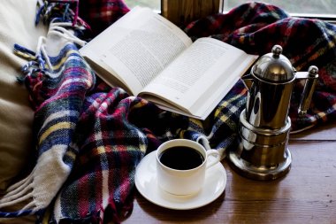 Sonbahar ya da kış gün boyunca evde sarılmanın yer