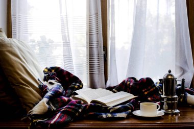 Sonbahar ya da kış gün boyunca evde sarılmanın yer