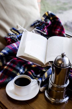 Sonbahar ya da kış gün boyunca evde sarılmanın yer