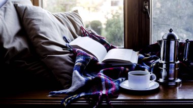 Sonbahar ya da kış gün boyunca evde sarılmanın yer