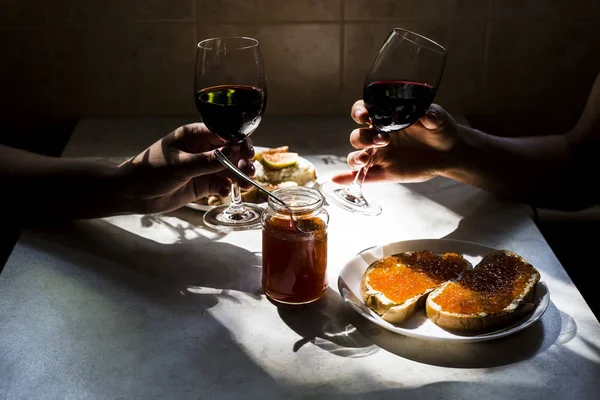 Exquisito snack con caviar rojo y vino gourmet —  Fotos de Stock