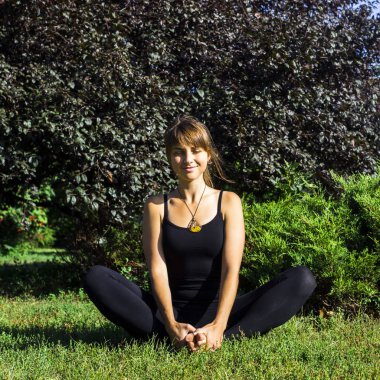 Yoga Park açık havada. adil saçlı beyaz genç kız