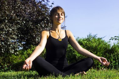 Yoga Park açık havada. adil saçlı beyaz genç kız