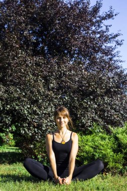 Yoga Park açık havada. adil saçlı beyaz genç kız