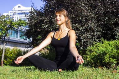 Yoga Park açık havada. adil saçlı beyaz genç kız