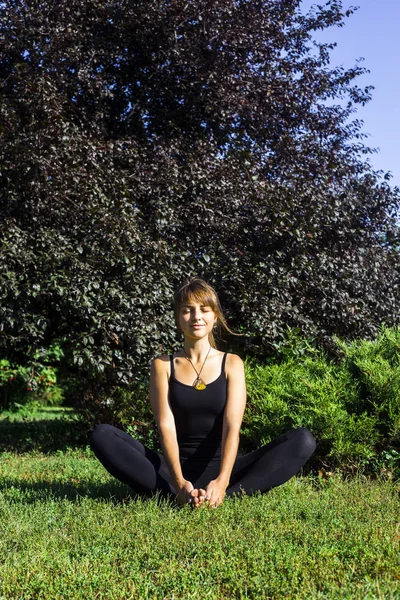 Yoga Park açık havada. adil saçlı beyaz genç kız