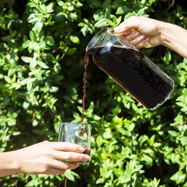 Sommer frischen Saft aus Granatapfel gießt in ein Glas — Stockfoto