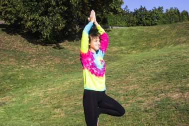 Yoga Park açık havada. adil saçlı beyaz genç kız