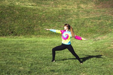 Yoga Park açık havada. adil saçlı beyaz genç kız