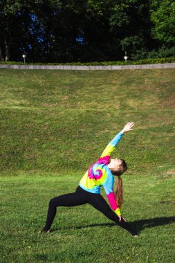 Yoga Park açık havada. adil saçlı beyaz genç kız