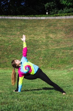 Yoga Park açık havada. adil saçlı beyaz genç kız