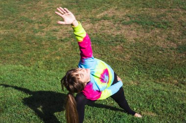 Yoga Park açık havada. adil saçlı beyaz genç kız