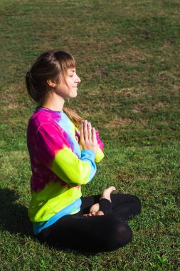 Yoga Park açık havada. adil saçlı beyaz genç kız