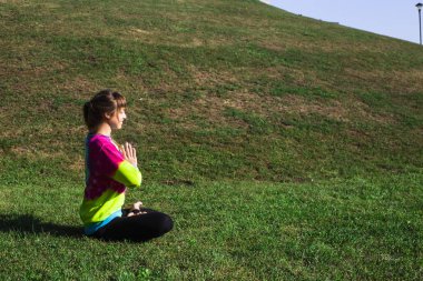 Yoga Park açık havada. adil saçlı beyaz genç kız