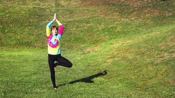 Yoga Park açık havada. adil saçlı beyaz genç kız