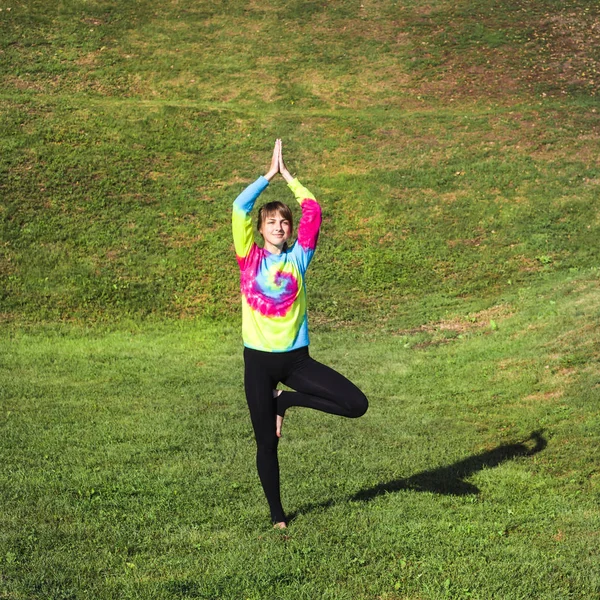 Yoga Park açık havada. adil saçlı beyaz genç kız