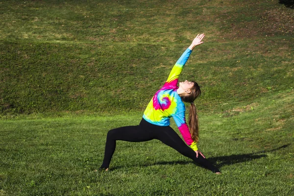 Yoga Park açık havada. adil saçlı beyaz genç kız