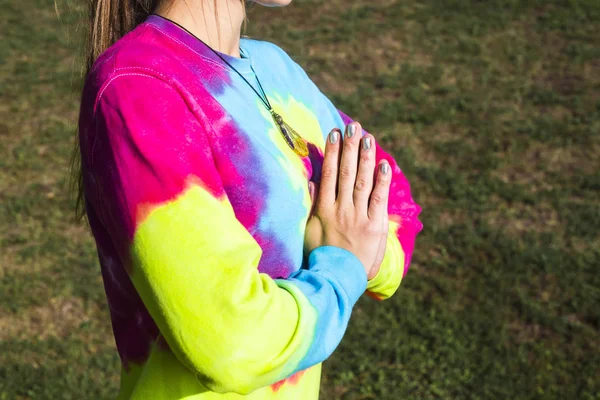 Yoga dans le parc sous le ciel ouvert. caucasien jeune fille aux cheveux blonds — Photo