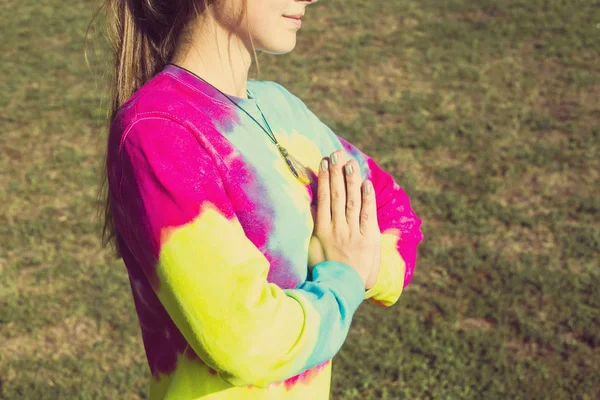 Yoga in the park under the open sky. caucasian young girl with fair hair — Stock Photo, Image