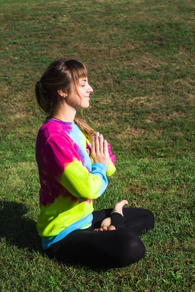 Yoga Park açık havada. adil saçlı beyaz genç kız